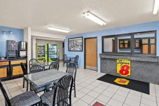 Super 8 by Wyndham New Castle - 2