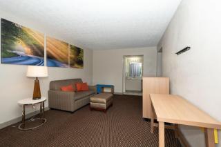 Days Inn & Suites by Wyndham Dayton North - 2