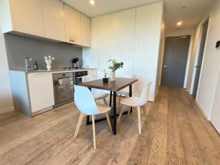 Prime luxury 2BR2BA with PoolGymFree Parking - 8