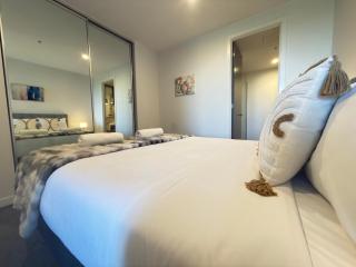 Prime luxury 2BR2BA with PoolGymFree Parking - 4