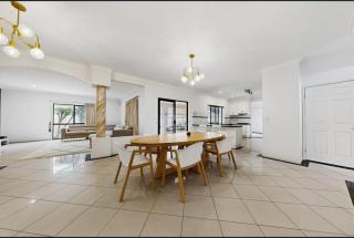 Spacious 5BR Home Sunnybank Hills Parking - 8