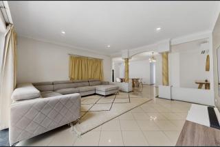 Spacious 5BR Home Sunnybank Hills Parking - 5