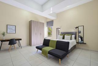 No Loadshedding Fast WiFi Lux Apartment - 9