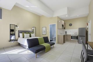 No Loadshedding Fast WiFi Lux Apartment - 7