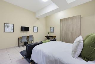 No Loadshedding Fast WiFi Lux Apartment - 5