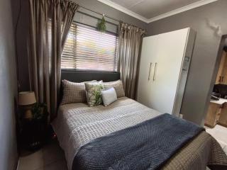 J & M Elegant Escape 1 - 3