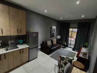 J & M Elegant Escape 1 - 5