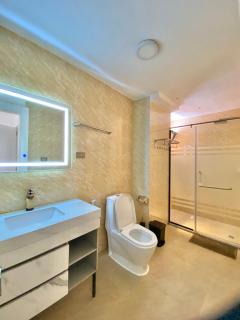 Top Bole Location, Walk to Airport, Balcony with City Views - 7