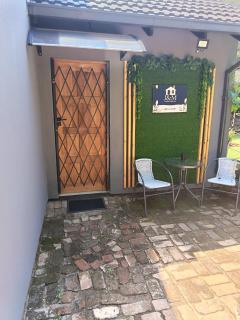 J & M Elegant Escape 2 - 3