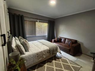 J & M Elegant Escape 2 - 1