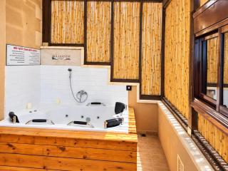 Art & View Family Jacuzzi Suite with Balcony - 9