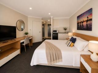 Palmer Street Marina Studio | Marina Views, Pool & Prime Location - 3