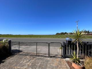 Sunny Motueka home with a nod to the 70s - 2