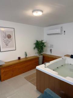 Noga Bar - Cozy private unit with hot tub - 9