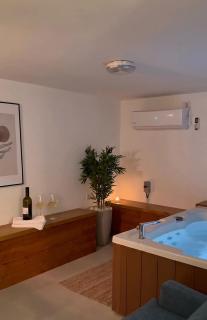 Noga Bar - Cozy private unit with hot tub - 2