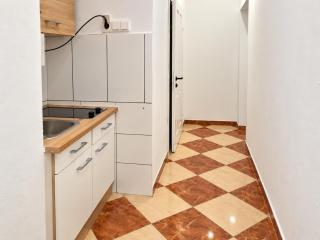 Bright 1-Bedroom Apartment with Spacious Living Room - 3