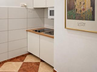 Central 1BR Apartment Perfect for Long Stays - 5