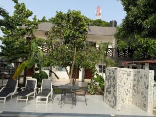 Queen Zee Garden Apartments - 8