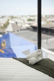 Perth city sanctuary 2BR with Pool, gym, sauna - 2