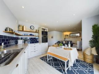 Luxurious one bedroom apartment with water views - 9