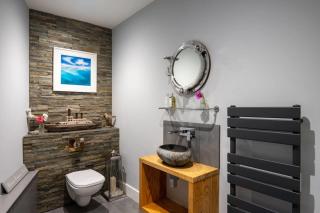 Luxurious one bedroom apartment with water views - 7