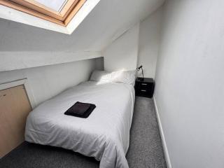 4 bedroom Home Free Parking Work and Weekends - 0