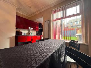 4 bedroom Home Free Parking Work and Weekends - 8