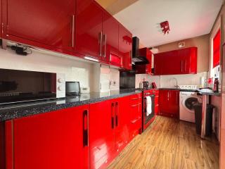 4 bedroom Home Free Parking Work and Weekends - 7