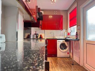 4 bedroom Home Free Parking Work and Weekends - 5