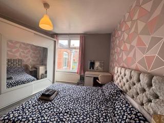4 bedroom Home Free Parking Work and Weekends - 4