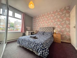 4 bedroom Home Free Parking Work and Weekends - 3