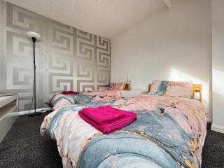 4 bedroom Home Free Parking Work and Weekends - 2
