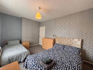 4 bedroom Home Free Parking Work and Weekends - 1