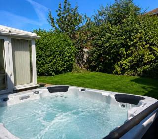 Luxury 4 Bed Hot Tub House - 9