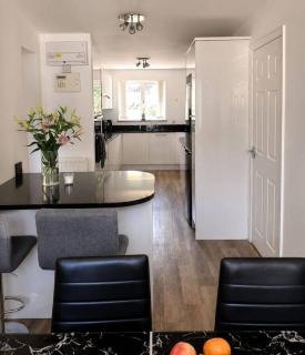 Luxury 4 Bed Hot Tub House - 7