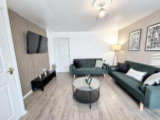 Spacious 4 Bed Home with 2 Baths, Parking & WiFi - 5