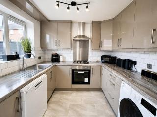 Spacious 4 Bed Home with 2 Baths, Parking & WiFi - 7
