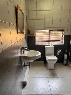 Oyengweni Guest House - 9