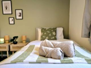 4 Bedroom Home with 2 Bathrooms, Parking and Fast WiFi - 6