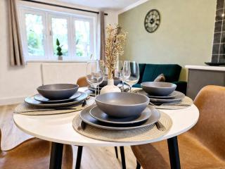 4 Bedroom Home with 2 Bathrooms, Parking and Fast WiFi - 9