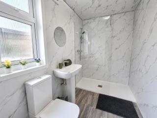 4 Bedroom Home with 2 Bathrooms, Parking and Fast WiFi - 8