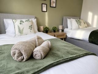 4 Bedroom Home with 2 Bathrooms, Parking and Fast WiFi - 5