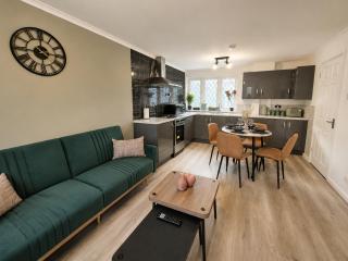 4 Bedroom Home with 2 Bathrooms, Parking and Fast WiFi - 7