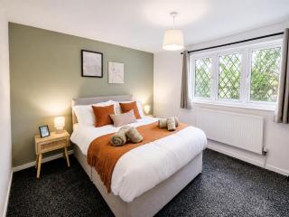 4 Bedroom Home with 2 Bathrooms, Parking and Fast WiFi - 3