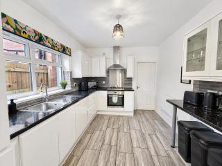 5-Bed 3 Bath Perfect for Groups & Contractors - 2
