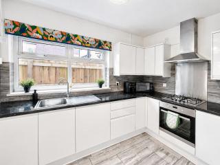 5-Bed 3 Bath Perfect for Groups & Contractors - 8