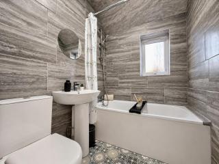 5-Bed 3 Bath Perfect for Groups & Contractors - 6
