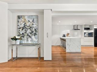 57 6BR Perth Highgate Stay Near HBF Gated Parking - 8