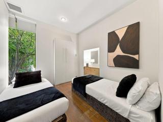 57 6BR Perth Highgate Stay Near HBF Gated Parking - 1