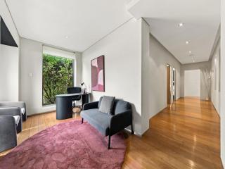 57 6BR Perth Highgate Stay Near HBF Gated Parking - 3